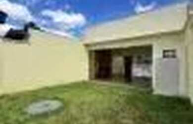 Imagem: A casa possui 3 Dormitórios, 3 Banheiros, 4 Vagas na garagem