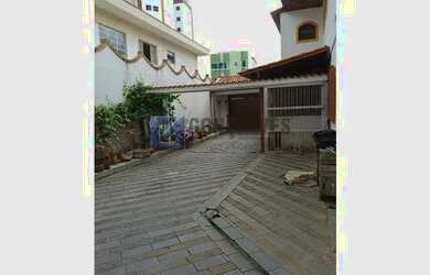 Imagem: A casa possui 4 Dormitórios, 4 Banheiros, 5 Vagas na garagem