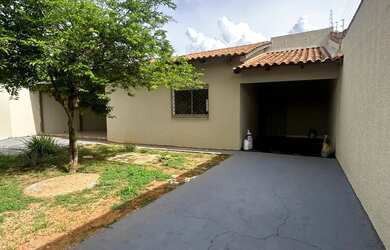 Imagem: A casa à venda possui 2 Dormitórios, 2 Banheiros e 2 Vagas