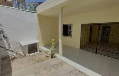 Imagem: A casa possui 3 Dormitórios, 1 Banheiro, 2 Vagas na garagem