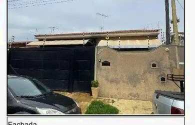 Imagem: A casa possui 3 Dormitórios, 1 Banheiro, 2 Vagas na garagem