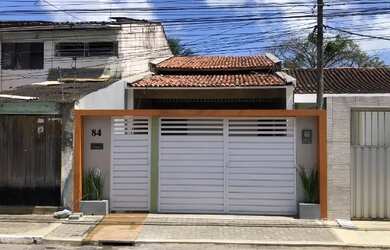 Imagem: A casa possui 3 Dormitórios, 2 Banheiros, 2 Vagas na garagem