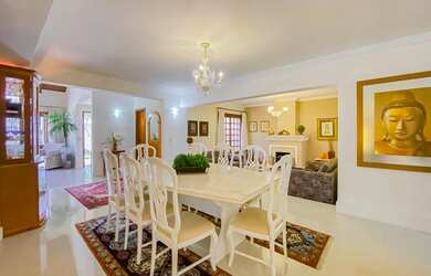 Imagem: A casa possui 4 Dormitórios, 5 Banheiros, 5 Vagas na garagem