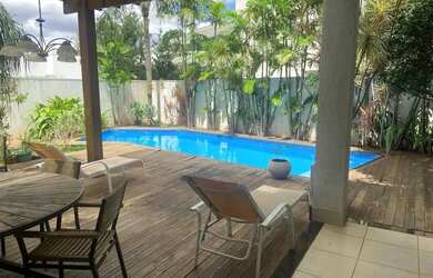 Imagem: A casa possui 4 Dormitórios, 3 Banheiros, 2 Vagas na garagem