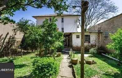 Imagem: A casa possui 2 Dormitórios, 2 Banheiros, 2 Vagas na garagem