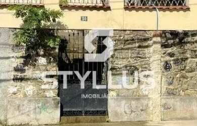 Imagem: A casa possui 4 Dormitórios, 2 Banheiros, 2 Vagas na garagem