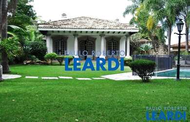 Imagem: A casa possui 4 Dormitórios, 5 Banheiros, 5 Vagas na garagem