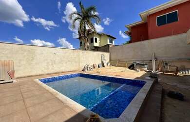 Imagem: A casa possui 3 Dormitórios, 3 Banheiros, 4 Vagas na garagem