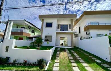 Imagem: A casa em condomínio possui 4 Dormitórios, 4 Banheiros, 266m²