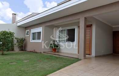 Imagem: A casa possui 3 Dormitórios, 3 Banheiros, 4 Vagas na garagem