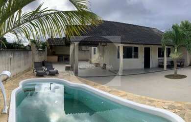 Imagem: A casa possui 2 Dormitórios, 2 Banheiros, 4 Vagas na garagem