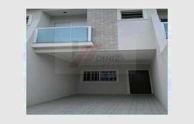 Imagem: A casa possui 3 Dormitórios, 2 Banheiros, 1 Vaga na garagem