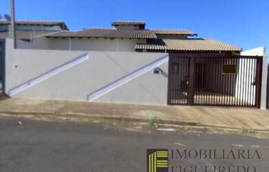 Imagem: A casa possui 3 Dormitórios, 1 Banheiro, 3 Vagas na garagem