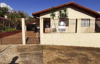 Imagem: A casa possui 3 Dormitórios, 1 Banheiro, 1 Vaga na garagem