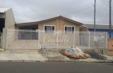 Imagem: A casa possui 2 Dormitórios, 2 Banheiros, 4 Vagas na garagem