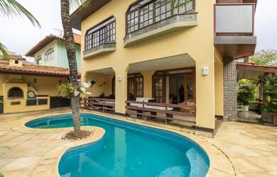 Imagem: A casa em condomínio possui 4 Dormitórios, 5 Banheiros, 4