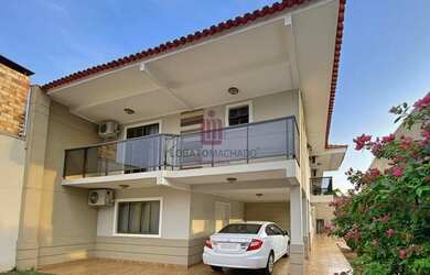 Imagem: A casa possui 3 Dormitórios, 3 Banheiros, 5 Vagas na garagem