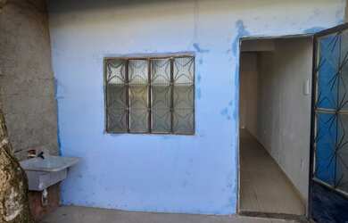 Imagem: A casa possui 1 Dormitório, 1 Banheiro, 1 Vaga na garagem e