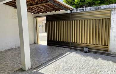 Imagem: A casa possui 3 Dormitórios, 1 Banheiro, 2 Vagas na garagem