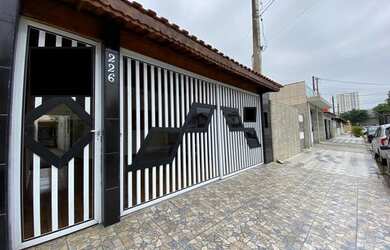 Imagem: A casa possui 2 Dormitórios, 2 Banheiros, 2 Vagas na garagem