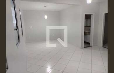 Imagem: A casa possui 3 Dormitórios, 1 Banheiro, 2 Vagas na garagem