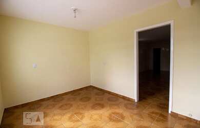 Imagem: A casa possui 3 Dormitórios, 1 Banheiro, 2 Vagas na garagem