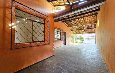 Imagem: A casa possui 3 Dormitórios, 3 Banheiros, 2 Vagas na garagem