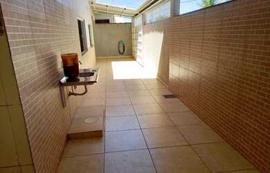 Imagem: A casa em condomínio possui 3 Dormitórios, 2 Banheiros, 3