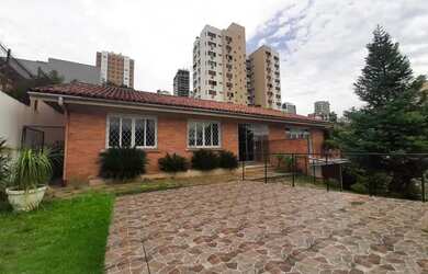 Imagem: A casa possui 2 Banheiros, 2 Vagas na garagem, 185m² de Área