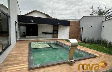 Imagem: A casa possui 4 Dormitórios, 4 Banheiros, 2 Vagas na garagem