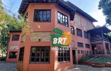 Imagem: O depósito possui 5 Vagas na garagem, 1.689m² de Área e