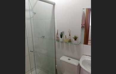 Imagem: O apartamento possui 2 Dormitórios, 1 Banheiro, 1 Vaga na garagem