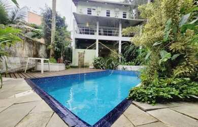 Imagem: A casa possui 5 Dormitórios, 5 Banheiros, 5 Vagas na garagem