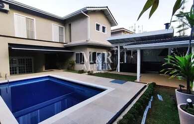 Imagem: A casa possui 4 Dormitórios, 5 Banheiros, 4 Vagas na garagem