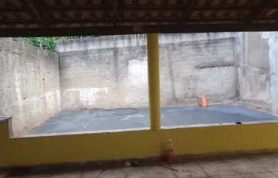 Imagem: A casa possui 3 Dormitórios, 2 Banheiros, 1 Vaga na garagem