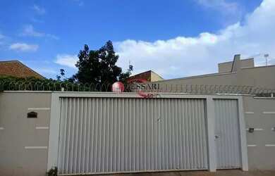 Imagem: A casa possui 2 Dormitórios, 2 Banheiros, 1 Vaga na garagem