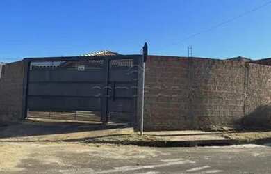 Imagem: A casa possui 2 Dormitórios, 1 Banheiro, 3 Vagas na garagem