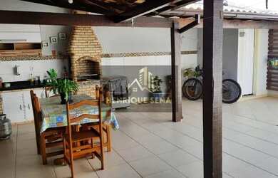 Imagem: A casa possui 3 Dormitórios, 2 Banheiros, 4 Vagas na garagem