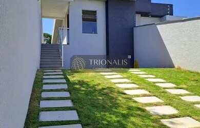 Imagem: A casa possui 3 Dormitórios, 2 Banheiros, 2 Vagas na garagem