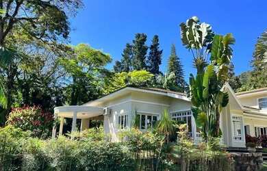 Imagem: A casa em condomínio possui 4 Dormitórios, 5 Banheiros, 5