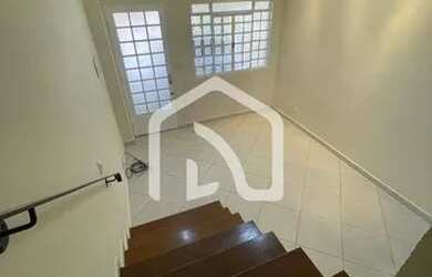 Imagem: A casa possui 2 Dormitórios, 1 Banheiro, 2 Vagas na garagem