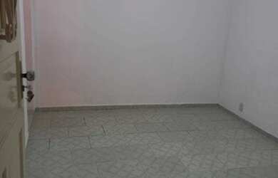 Imagem: A casa possui 1 Dormitório, 1 Banheiro, 1 Vaga na garagem