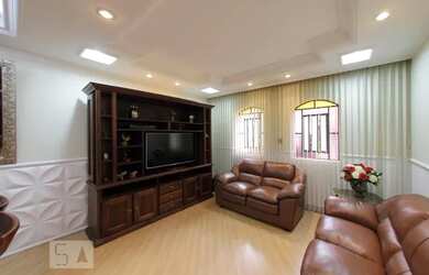 Imagem: A casa possui 4 Dormitórios, 3 Banheiros, 2 Vagas na garagem