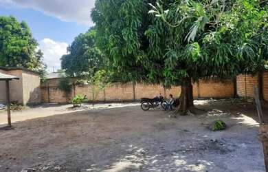 Imagem: A casa possui 3 Dormitórios, 2 Banheiros, 4 Vagas na garagem