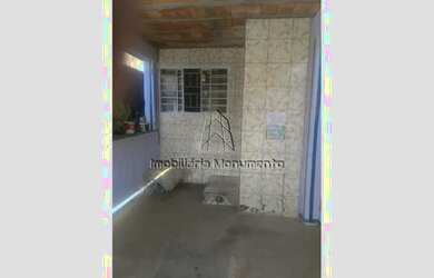 Imagem: A casa possui 4 Dormitórios, 2 Banheiros, 2 Vagas na garagem