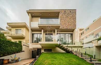 Imagem: A casa em condomínio possui 4 Dormitórios, 4 Banheiros, 4