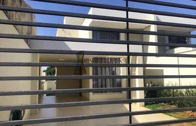 Imagem: A casa possui 3 Dormitórios, 3 Banheiros, 3 Vagas na garagem