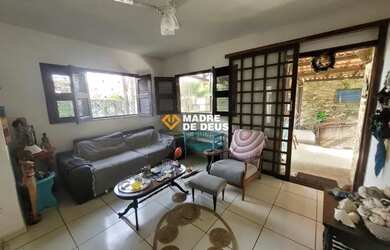 Imagem: A casa possui 3 Dormitórios, 3 Banheiros, 2 Vagas na garagem