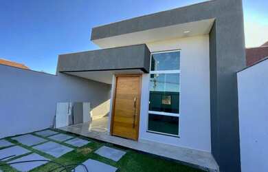 Imagem: A casa possui 3 Dormitórios, 2 Banheiros, 2 Vagas na garagem