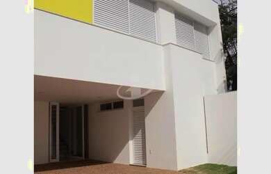 Imagem: A casa possui 3 Dormitórios, 4 Banheiros, 4 Vagas na garagem